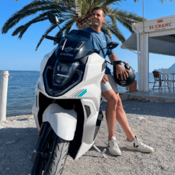 Alternative view of Moto eléctrica 125e Wellta Boreal / 5600W / 70 km auton. / Opc. Dos baterías / Blanca